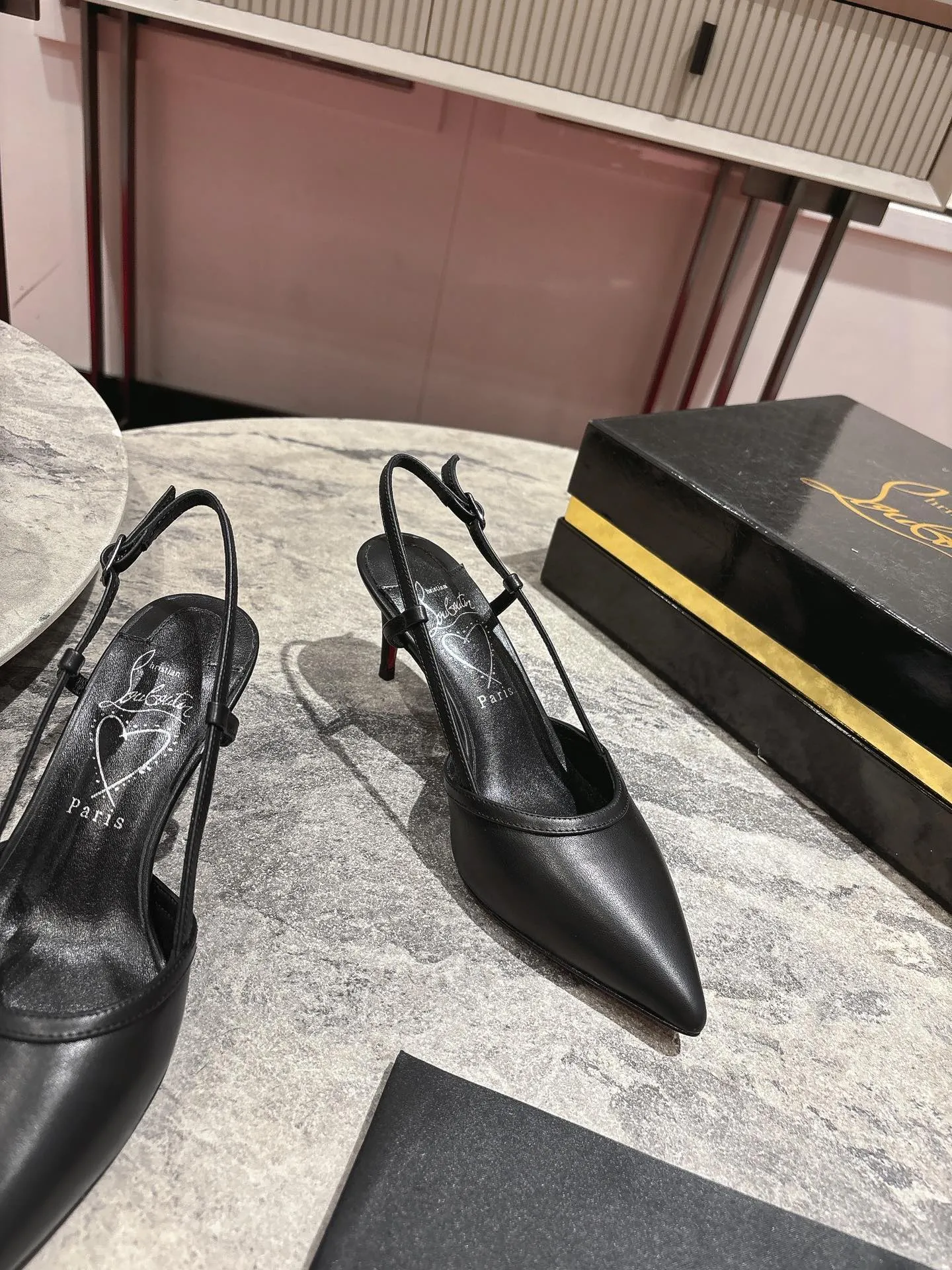 👟👟Ex-factory price 600👟👟 🆑❥∙Back empty sandals🦋✪ꫛꫀw.✔︎ Featuring a slightly pointed toe and slim straps, this model is crafted in white calfskin with a 65mm heel height and added hand-placed crystals on the front. It features our signature Louboutin red sole with Christian Louboutin's signature and heart-shaped stamped logo on the insole. Size: 34 yards - 42 yards (34.40.41.42. Customized, non-refundable and non-exchangeable‼️) Heel height: 6.5cm Color: white black